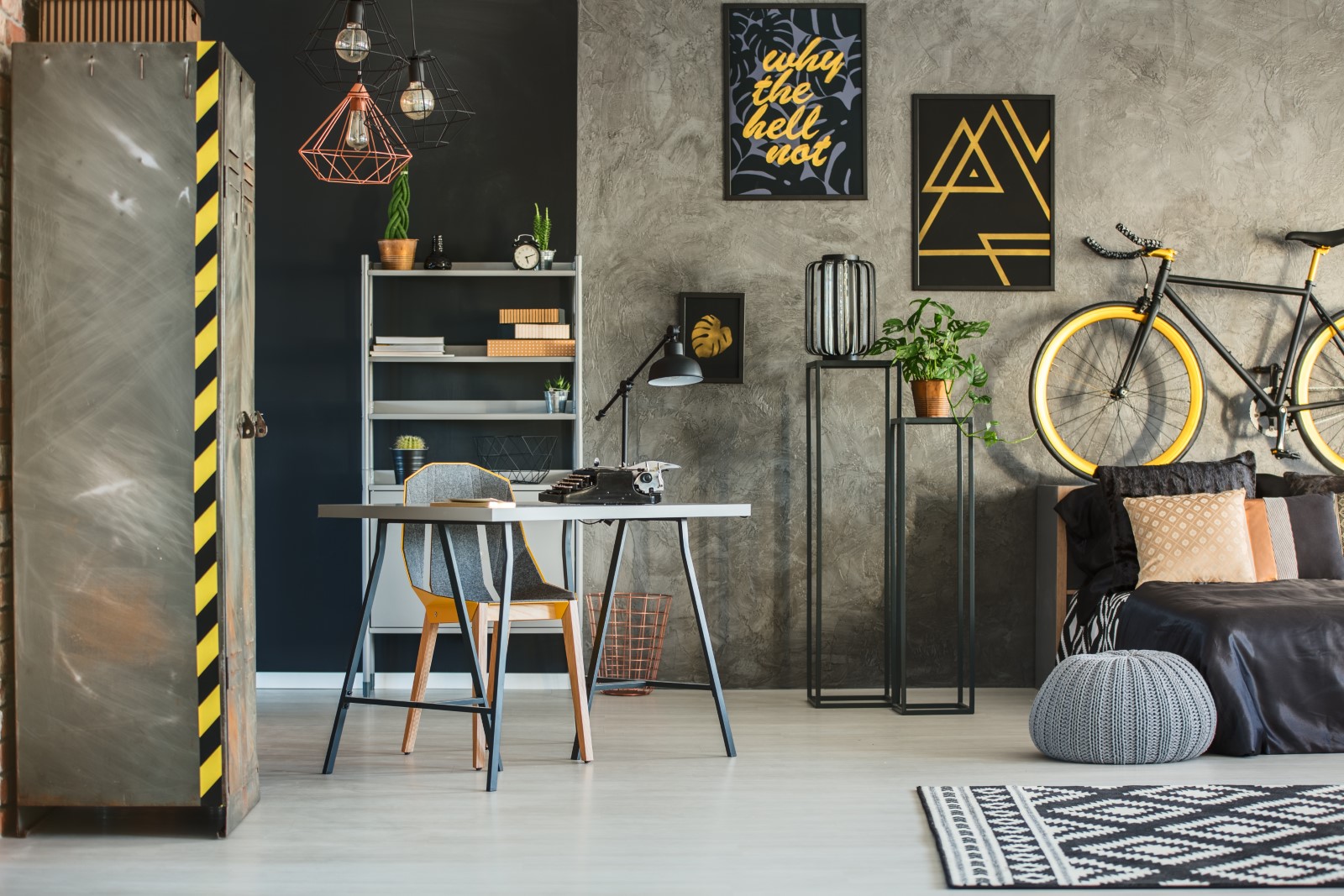Salón de estilo industrial con mueble tapizado